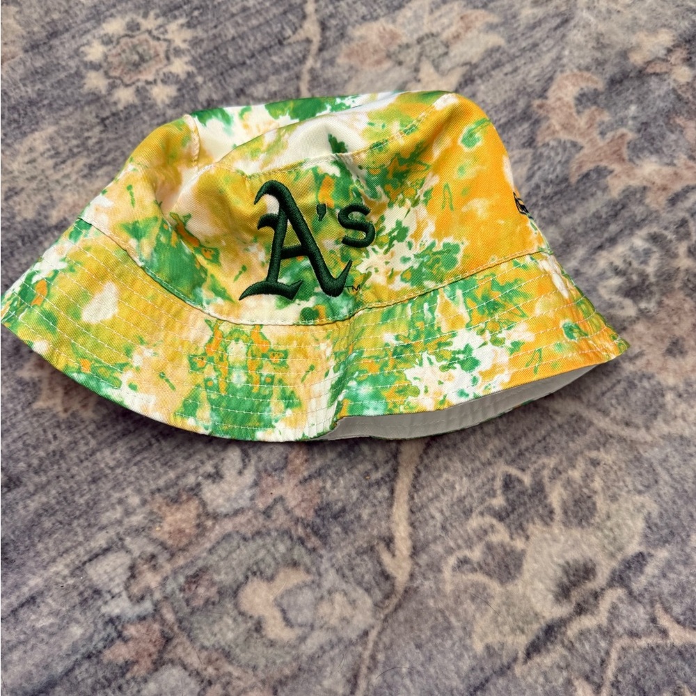 Source Unknown White Reversible Bucket Hat with G… - image 2